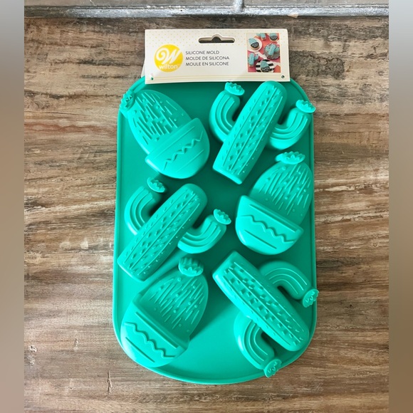 Bundle of silicone and plastic molds - Picture 2 of 9